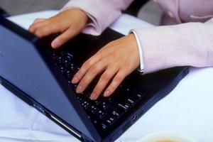 簡単にページ作成・更新ができるCMS